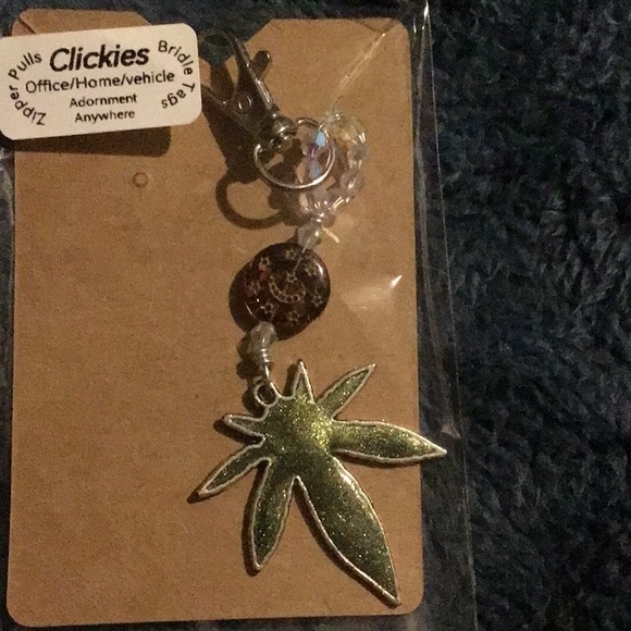 Handmade pot leaf keychain - Picture 1 of 1